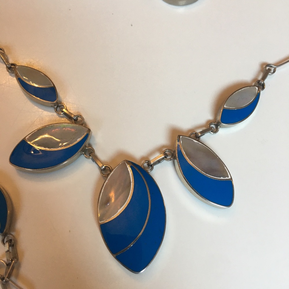 2/$30 Enamel & Shell-like Reversible Jewellery Set - Picture 6 of 10